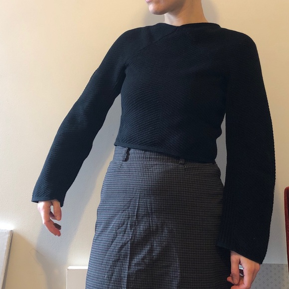 SOLD - Bell sleeve cropped black Uniqlo sweater - Picture 2 of 3